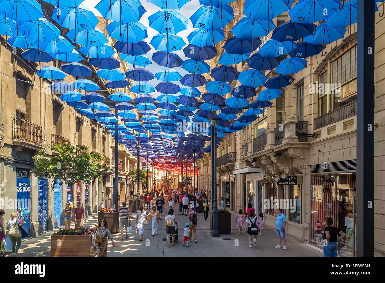 Blaue Regenschirme Kunstinstallation in der Albacete City Street Stockfoto