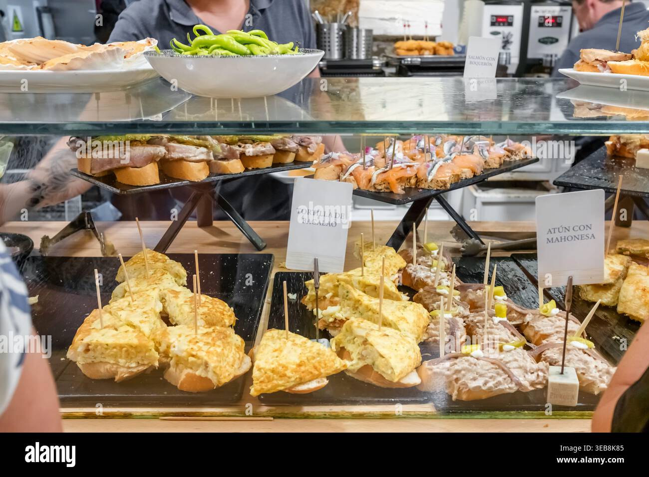 Nahaufnahme einer Vielzahl von Pintxos an einer Bar im Baskenland, Spanien. Stockfoto
