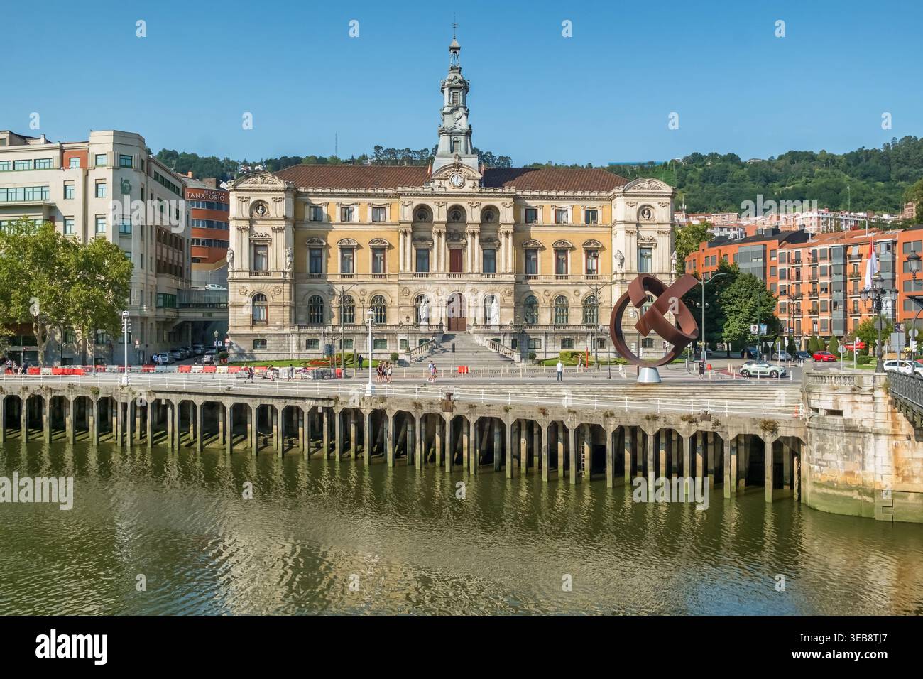 Bilbao Rathaus und Nervion River mit moderner Skulptur Stockfoto