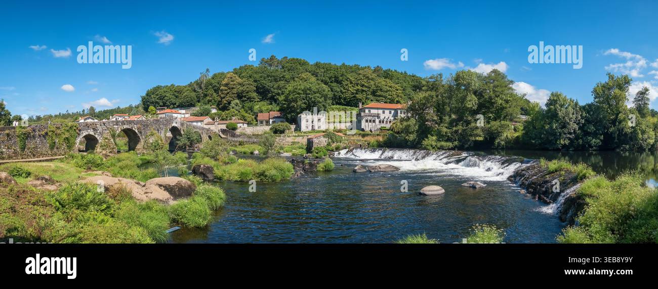Mittelalterliche Steinbrücke und Wasserfall im Dorf Ponte Maceira Stockfoto
