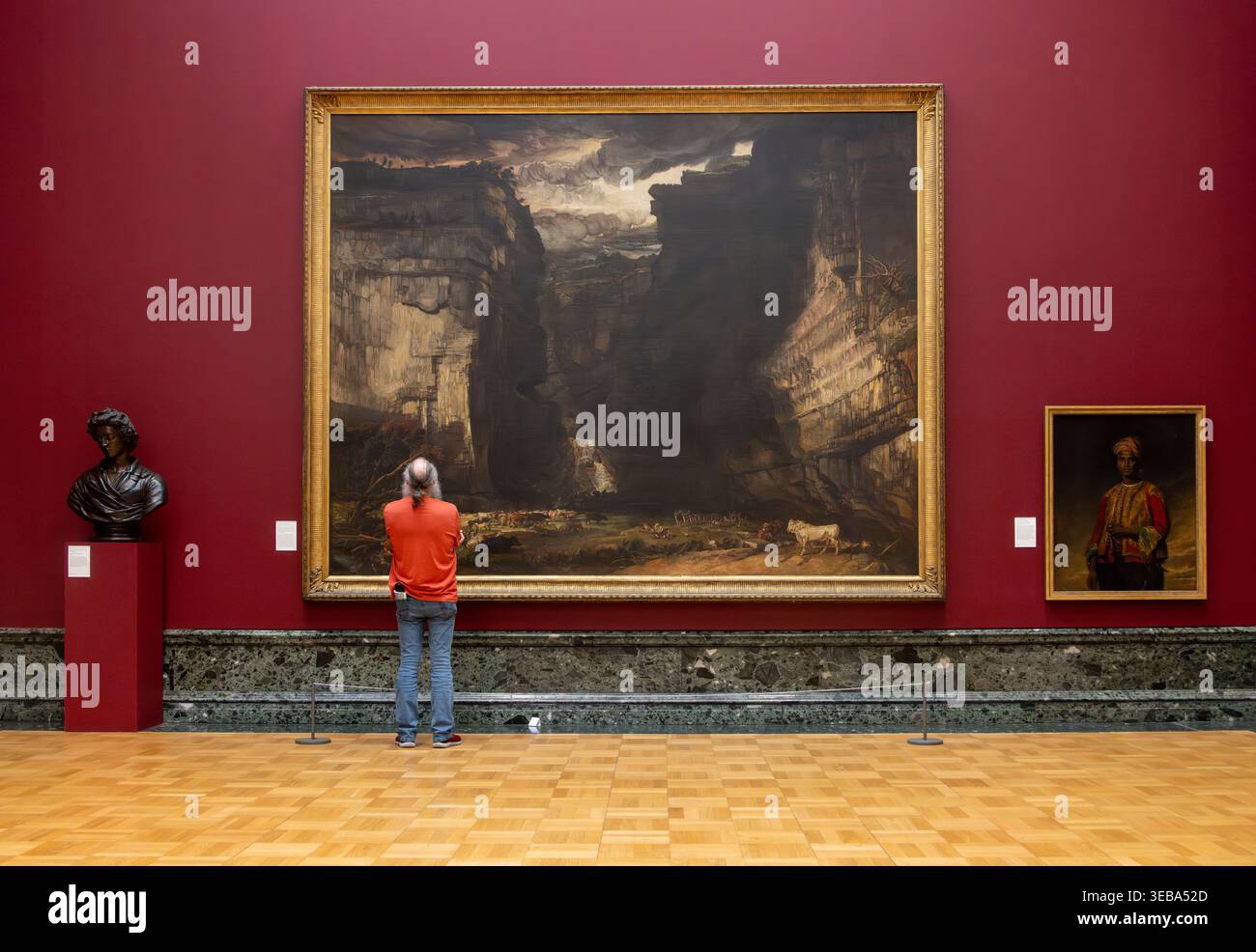 Mann, der die Malerei in der Galerie betrachtet, Tate Britain, London, England, Großbritannien Stockfoto