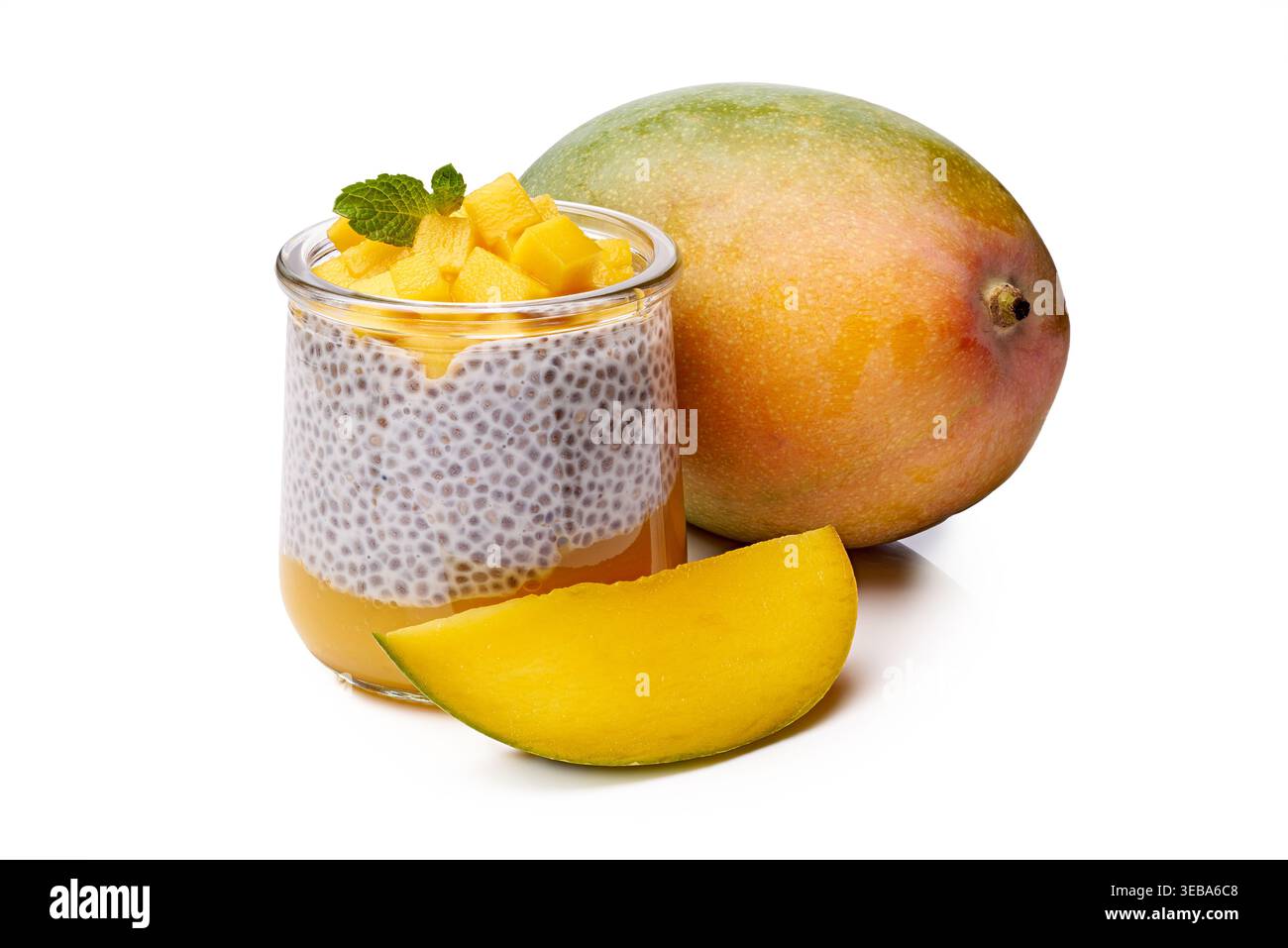 Cremiger Chia-Pudding mit Mangoblättern. Lebhaftes Frühstück mit Mango- und Chia-Puddingschichten Stockfoto