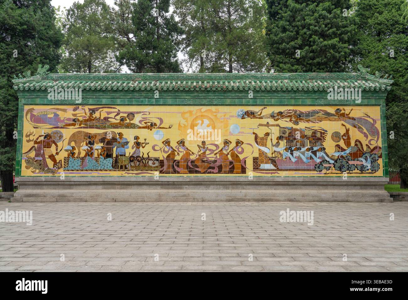 Peking, China - 19. April 2026: Das Wandbild der alten chinesischen Sonnenverehrung befindet sich in einem Park in Peking Stockfoto