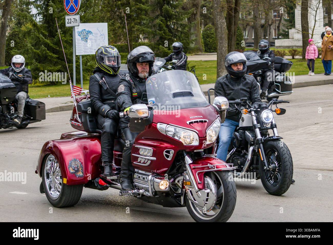 Radfahrer treffen sich während einer Motorradsaison in Litauen, bei der verschiedene Touren- und Cruiser-Motorräder angeboten werden. Fahrer tragen Schutzkleidung Stockfoto