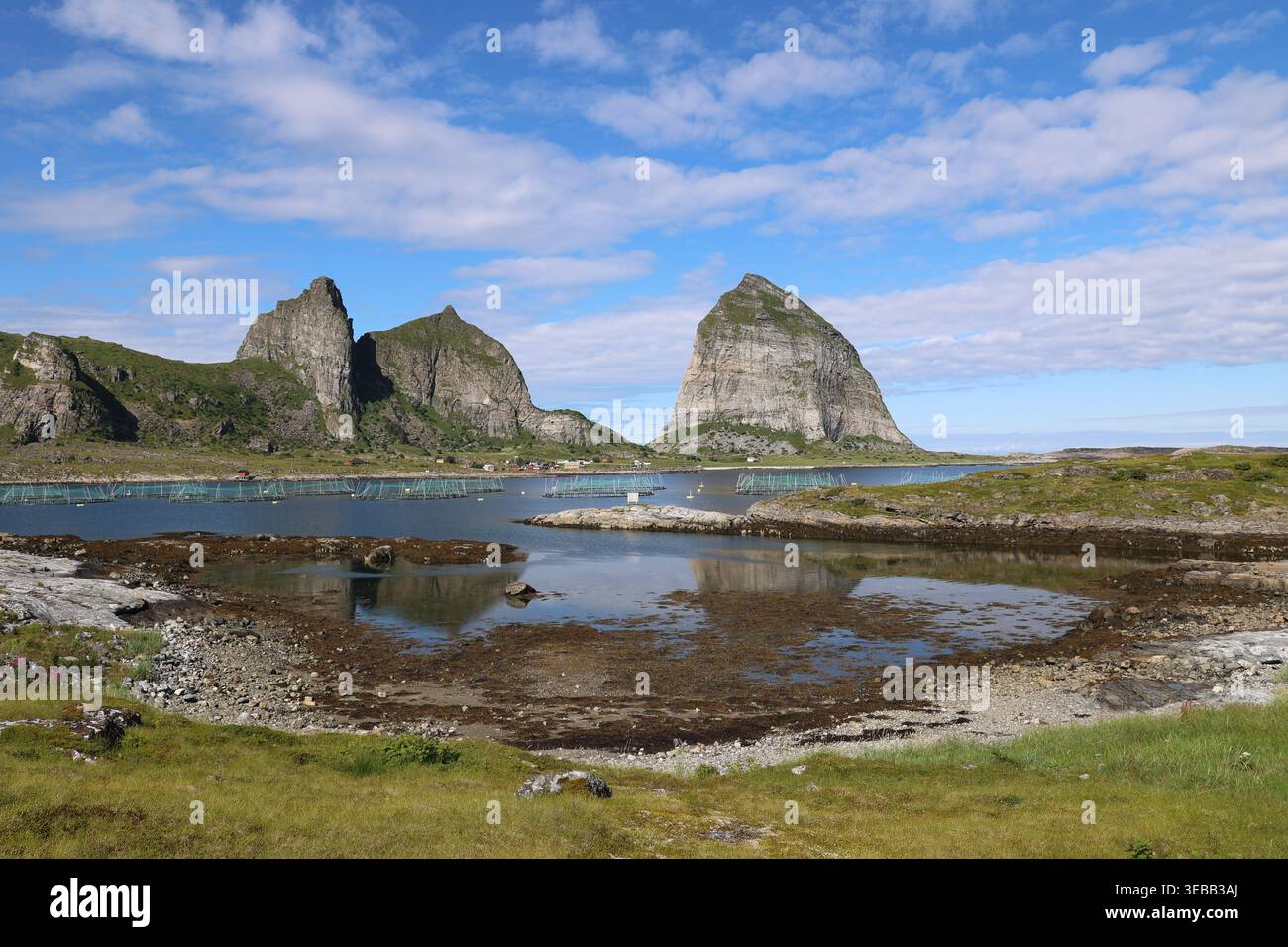 Blick auf die fantastischen Berge der Insel Sorsannaan in der Gemeinde Traena - Norwegen Stockfoto