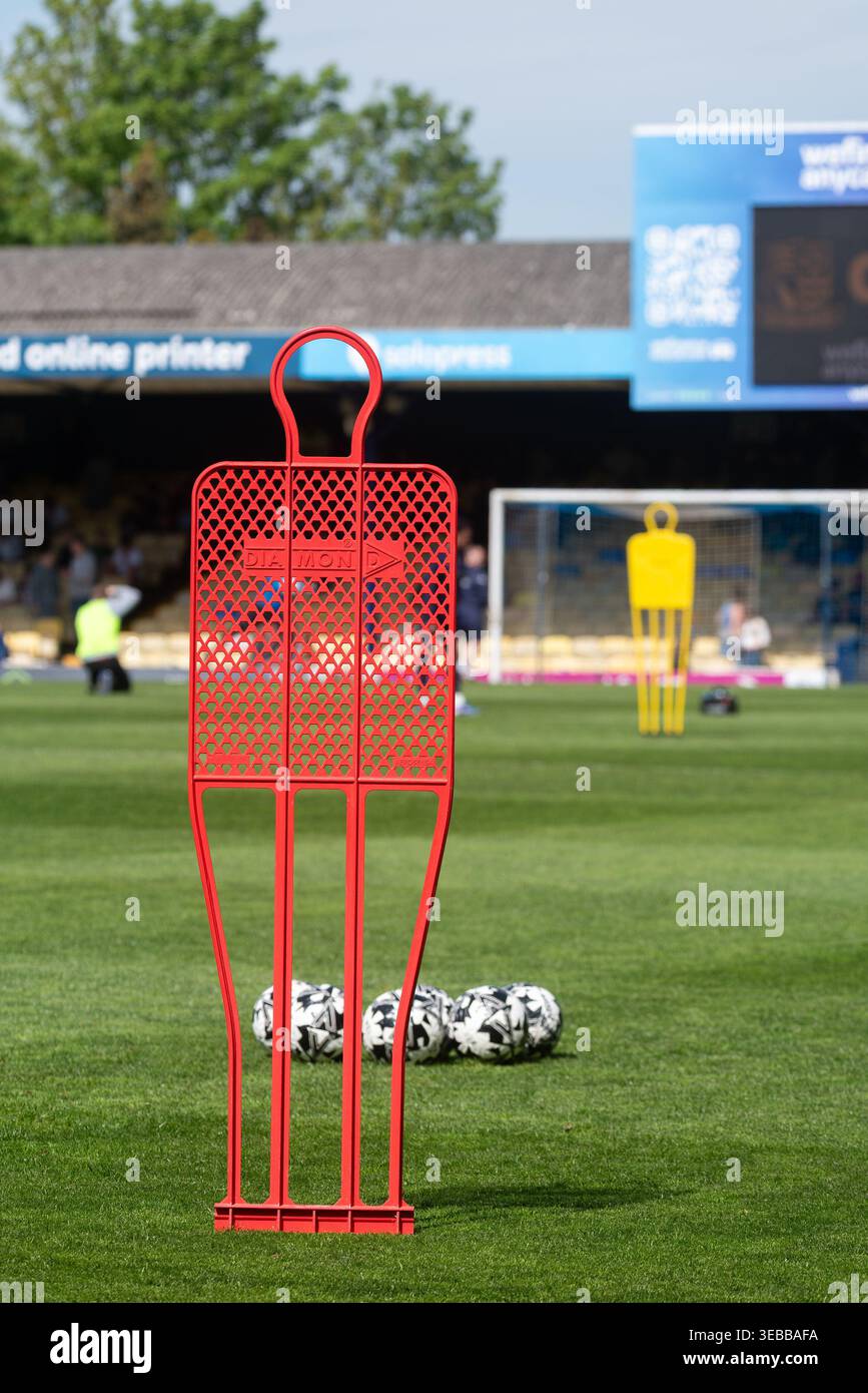 Diamond Aerosensa Freistoß-Schaufensterpuppe auf einem Fußballplatz während des Aufwärmens. Ausbildungshilfe. Lifesize Stand-in für Defensivspieler Stockfoto