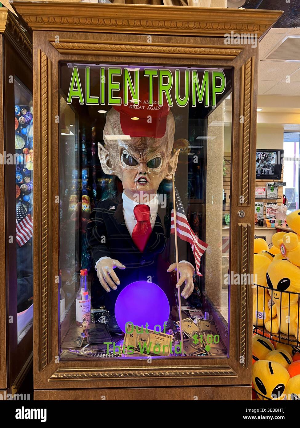 Alien Trump und Alien Biden Fortune Maschinen auf Alien Fresh Jerky ROAD ATTRACTION, Alien Show 8. Juni 2021 in Baker California. Foto: Jennifer Graylock-Alamy 917-519-7666 Stockfoto