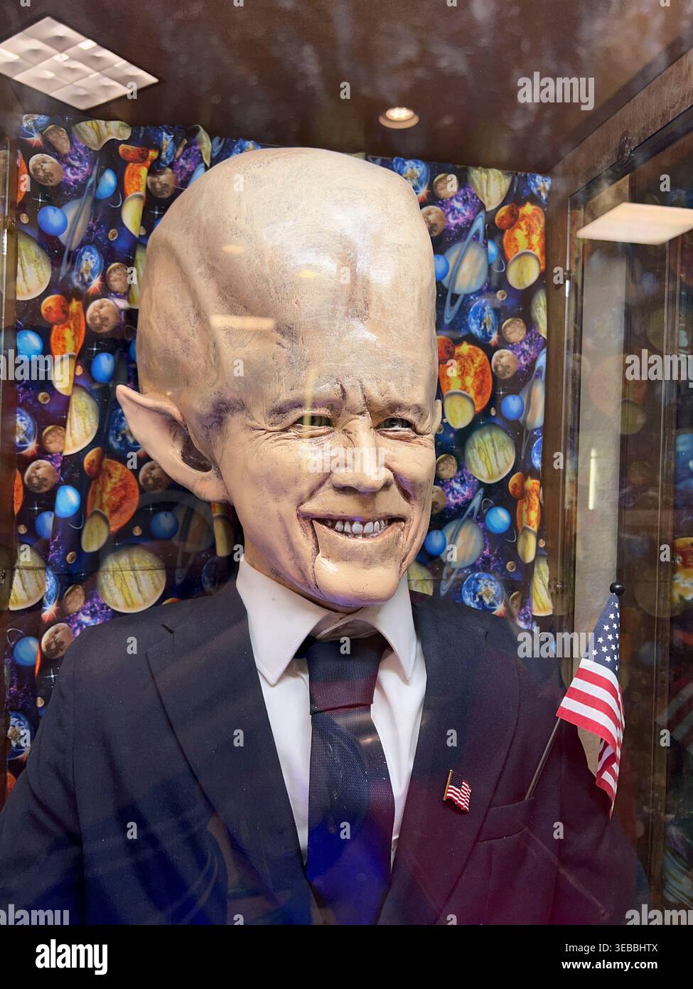 Alien Trump und Alien Biden Fortune Maschinen auf Alien Fresh Jerky ROAD ATTRACTION, Alien Show 8. Juni 2021 in Baker California. Foto: Jennifer Graylock-Alamy 917-519-7666 Stockfoto