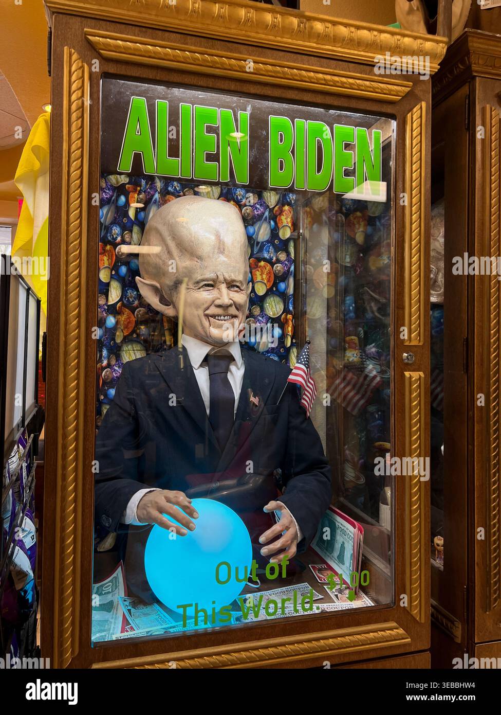 Alien Trump und Alien Biden Fortune Maschinen auf Alien Fresh Jerky ROAD ATTRACTION, Alien Show 8. Juni 2021 in Baker California. Foto: Jennifer Graylock-Alamy 917-519-7666 Stockfoto