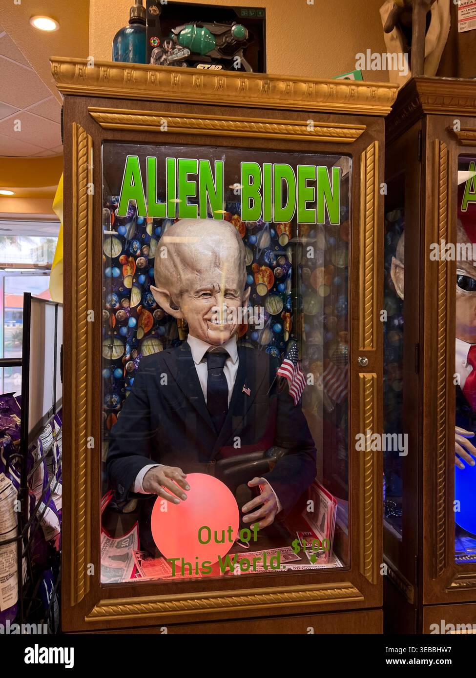 Alien Trump und Alien Biden Fortune Maschinen auf Alien Fresh Jerky ROAD ATTRACTION, Alien Show 8. Juni 2021 in Baker California. Foto: Jennifer Graylock-Alamy 917-519-7666 Stockfoto