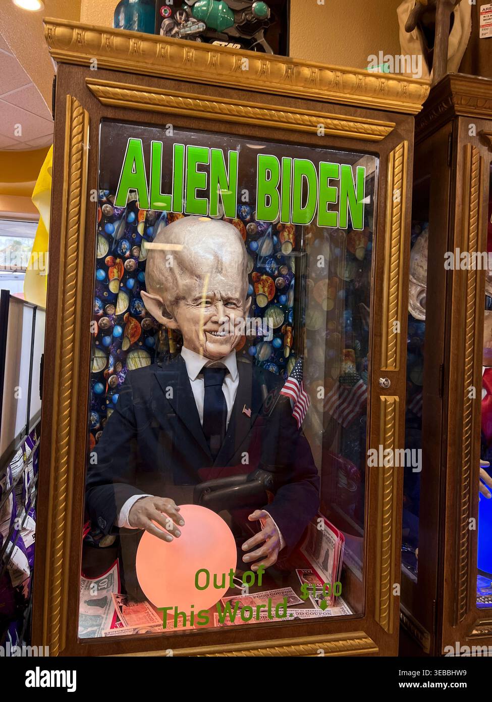 Alien Trump und Alien Biden Fortune Maschinen auf Alien Fresh Jerky ROAD ATTRACTION, Alien Show 8. Juni 2021 in Baker California. Foto: Jennifer Graylock-Alamy 917-519-7666 Stockfoto
