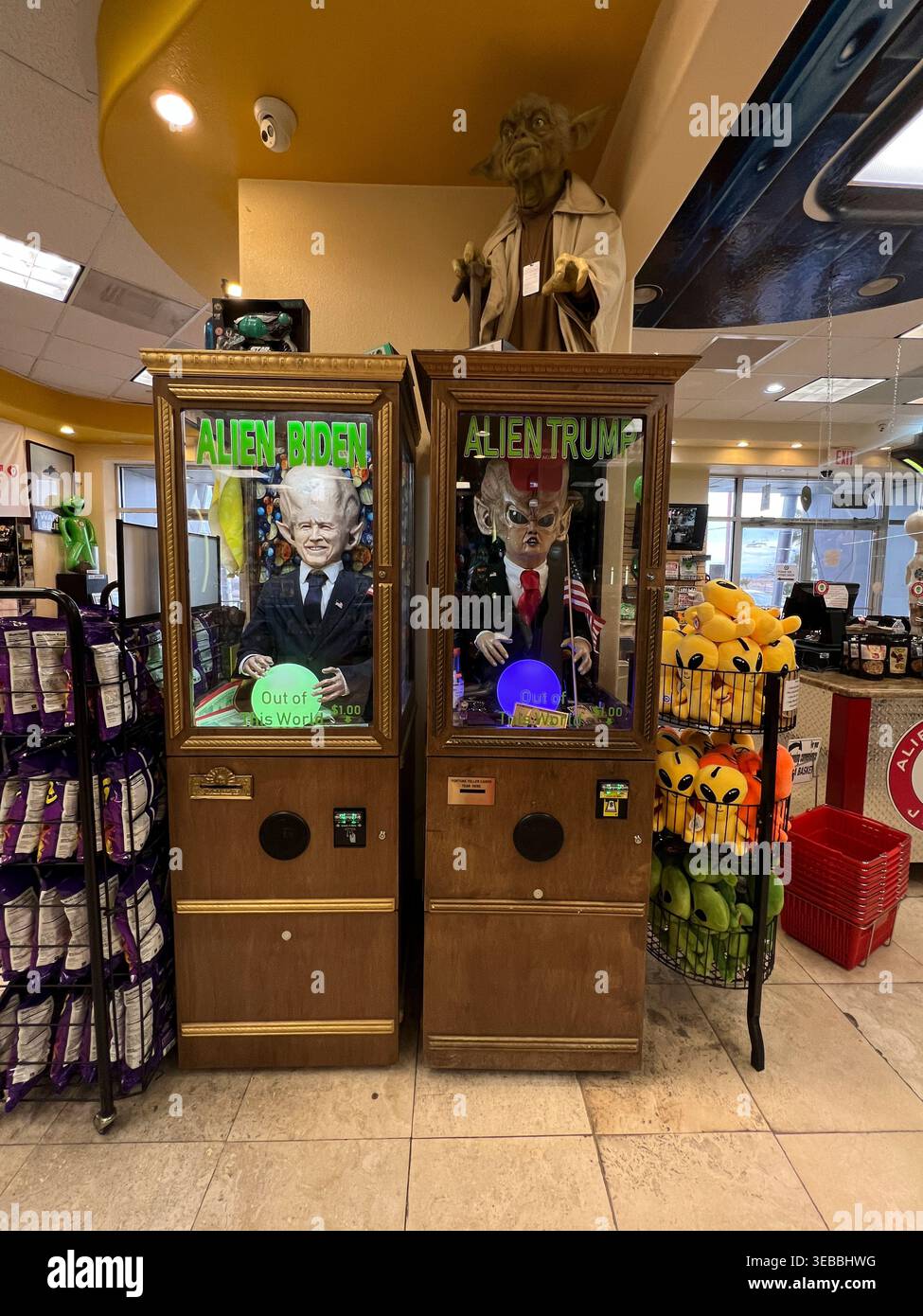 Alien Trump und Alien Biden Fortune Maschinen auf Alien Fresh Jerky ROAD ATTRACTION, Alien Show 8. Juni 2021 in Baker California. Foto: Jennifer Graylock-Alamy 917-519-7666 Stockfoto