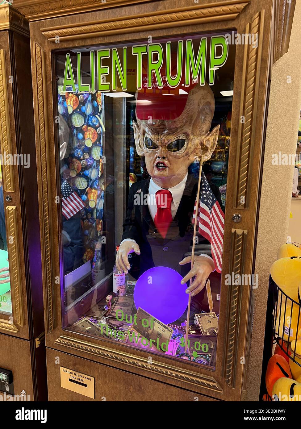 Alien Trump und Alien Biden Fortune Maschinen auf Alien Fresh Jerky ROAD ATTRACTION, Alien Show 8. Juni 2021 in Baker California. Foto: Jennifer Graylock-Alamy 917-519-7666 Stockfoto
