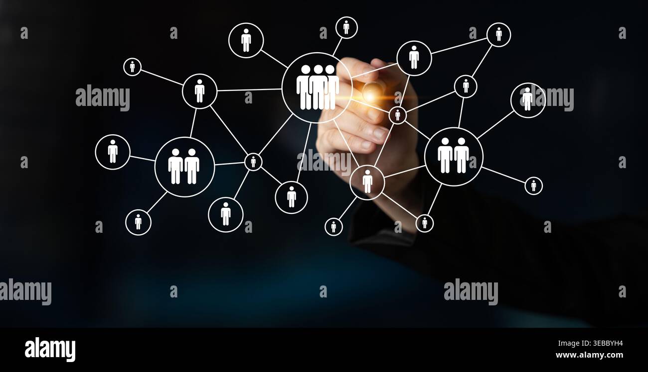 Eine Hand einer Person ist dargestellt, die ein Netzwerk von Verbindungen und Beziehungen zwischen Einzelpersonen veranschaulicht und emotionale Bindung und Zusammenarbeit in einem symbolisiert Stockfoto