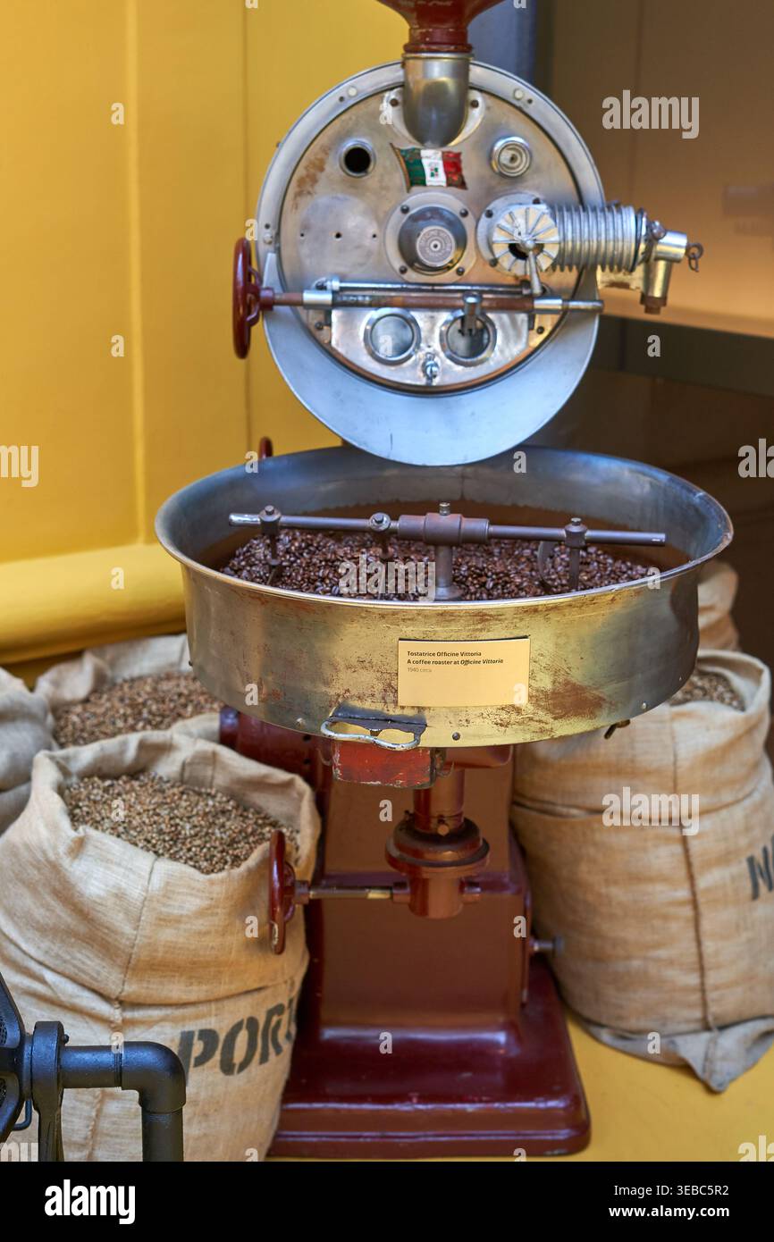 Eine vintage italienische Kaffeeröstmaschine aus den 1950er-1960er Jahren, hergestellt von Officine Vittoria, mit einer großen runden Messing-Kühlwanne Stockfoto