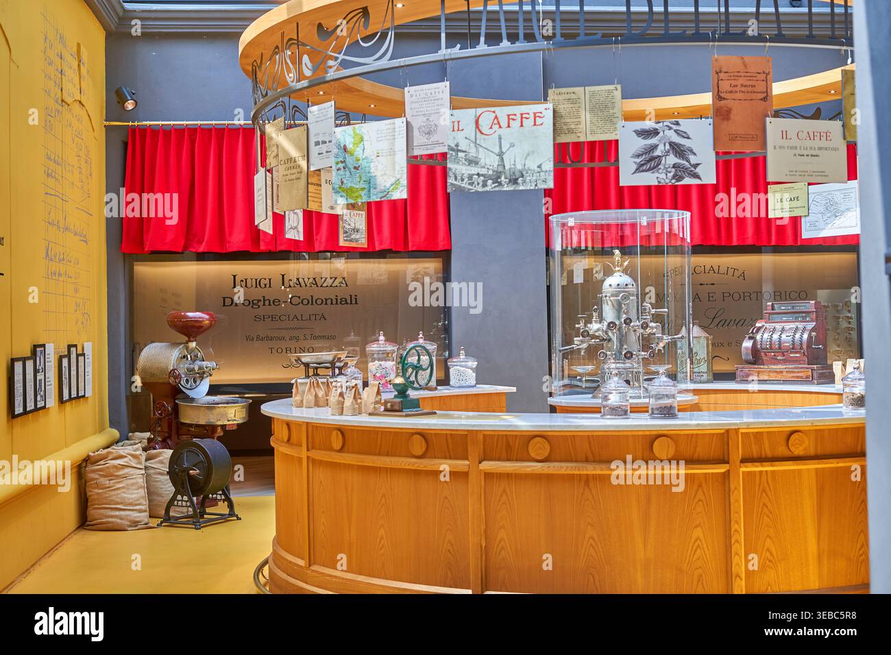 Innenansicht einer Museumsexponate, die der Luigi Lavazza Kaffeefirma in Turin, Italien, gewidmet ist. Die Szene zeigt ein nachgestelltes historisches Café Stockfoto