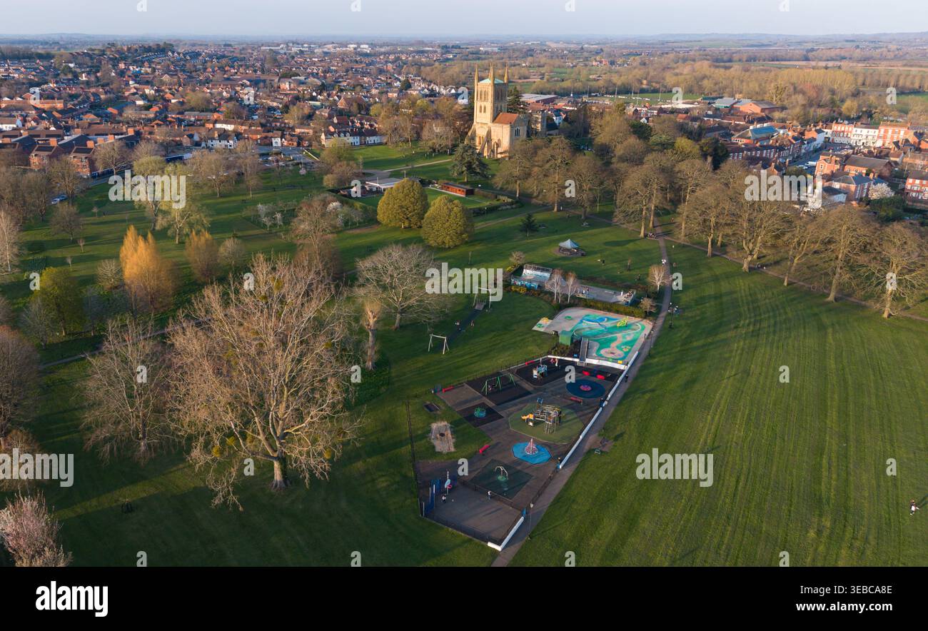 Blick aus der Vogelperspektive auf einen öffentlichen Gemeinschaftspark mit modernem Spielplatz und historischen Sehenswürdigkeiten Stockfoto