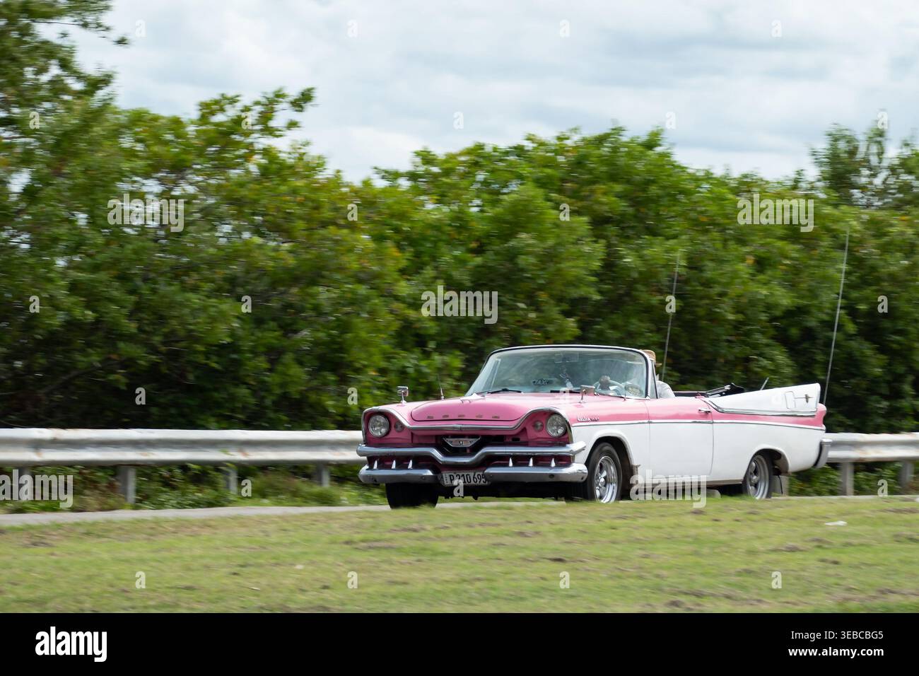 Varadero, Kuba - 2. September 2023: Dodge Custom 1957 Cabriolet aus den 1950er Jahren, zweifarbiges rosa-weißes Oldtimer in Kuba, Bewegungsunschärfeeffekt Stockfoto