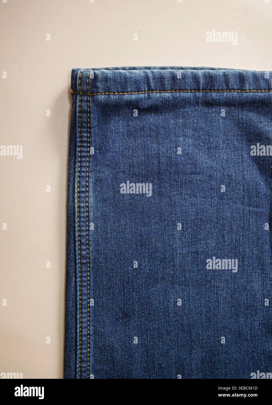 Gerade geschnittener Denim-Saum Stockfoto