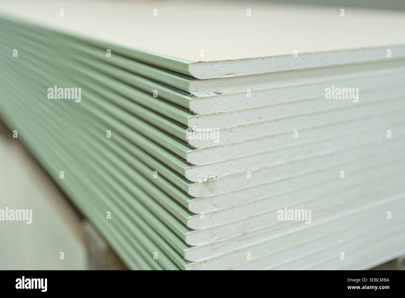 Gipskartonplatten in einem ordentlichen Stapel angeordnet. Detaillierte Ansicht des Baumaterials, das häufig für Trennwände, Decken und Innenarchitektur verwendet wird Stockfoto