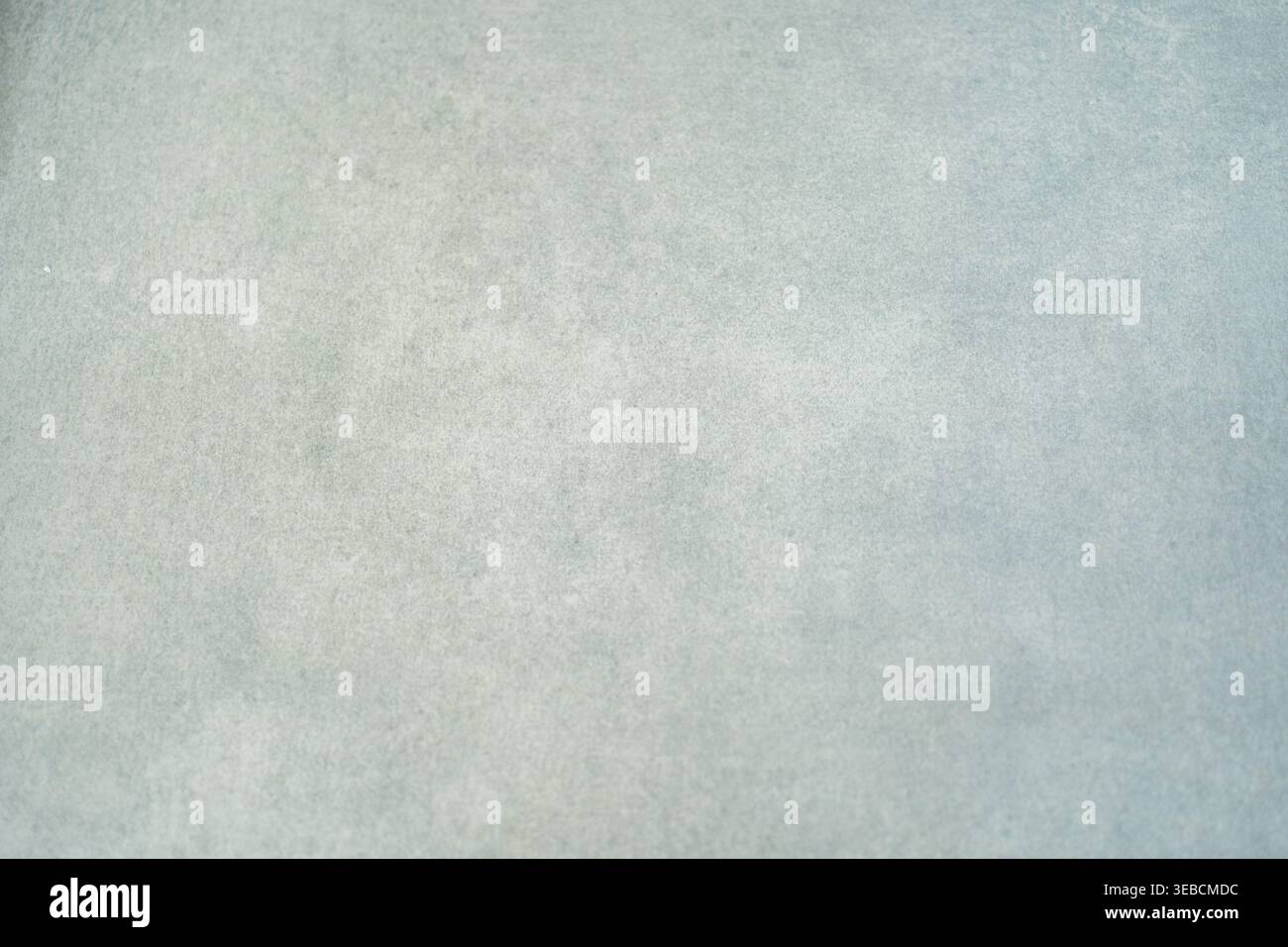 Weicher grauer, strukturierter Hintergrund mit subtilen Verläufen. Minimale abstrakte Oberfläche, ideal für Design, Präsentationen und Kopierraum Stockfoto