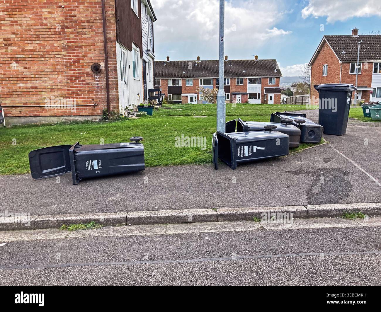 Wheelie-Mülltonnen wurden am 9. April 2024 in Weston-super-Mare, Großbritannien, geleert - Smartphone-aufgenommenes Stockfoto