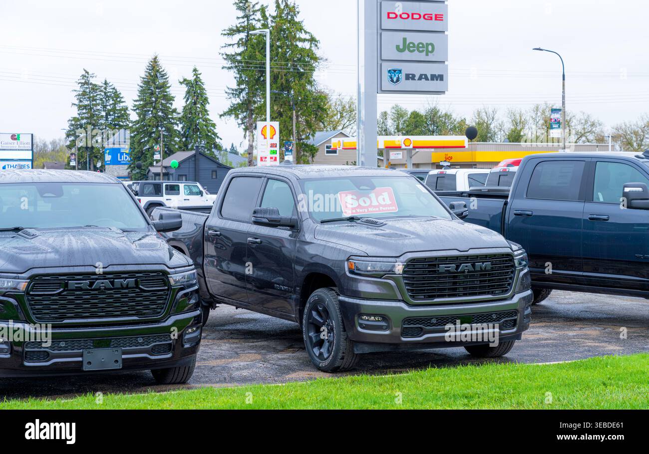 Pickup Trucks zum Verkauf auf einem Händlerlos, einer mit einem Sold-Schild auf einem Händlerlos in Exeter Ontario Kanada. April 2026. Stockfoto