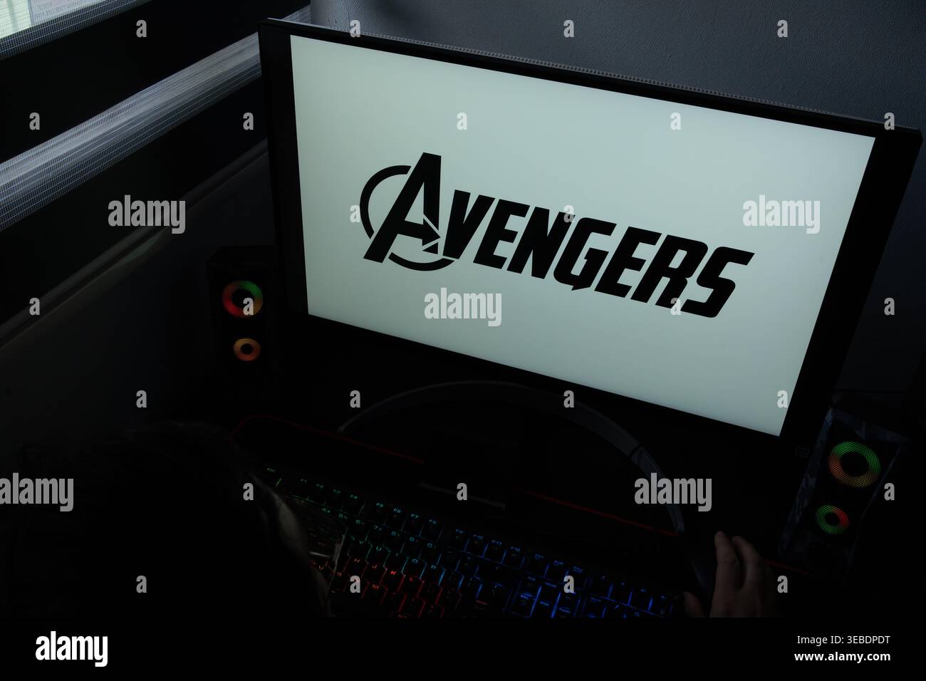 Das Logo der Avengers-Filmfranchise wird auf einem Computermonitor in einer dunklen Umgebung des Home Office angezeigt Stockfoto
