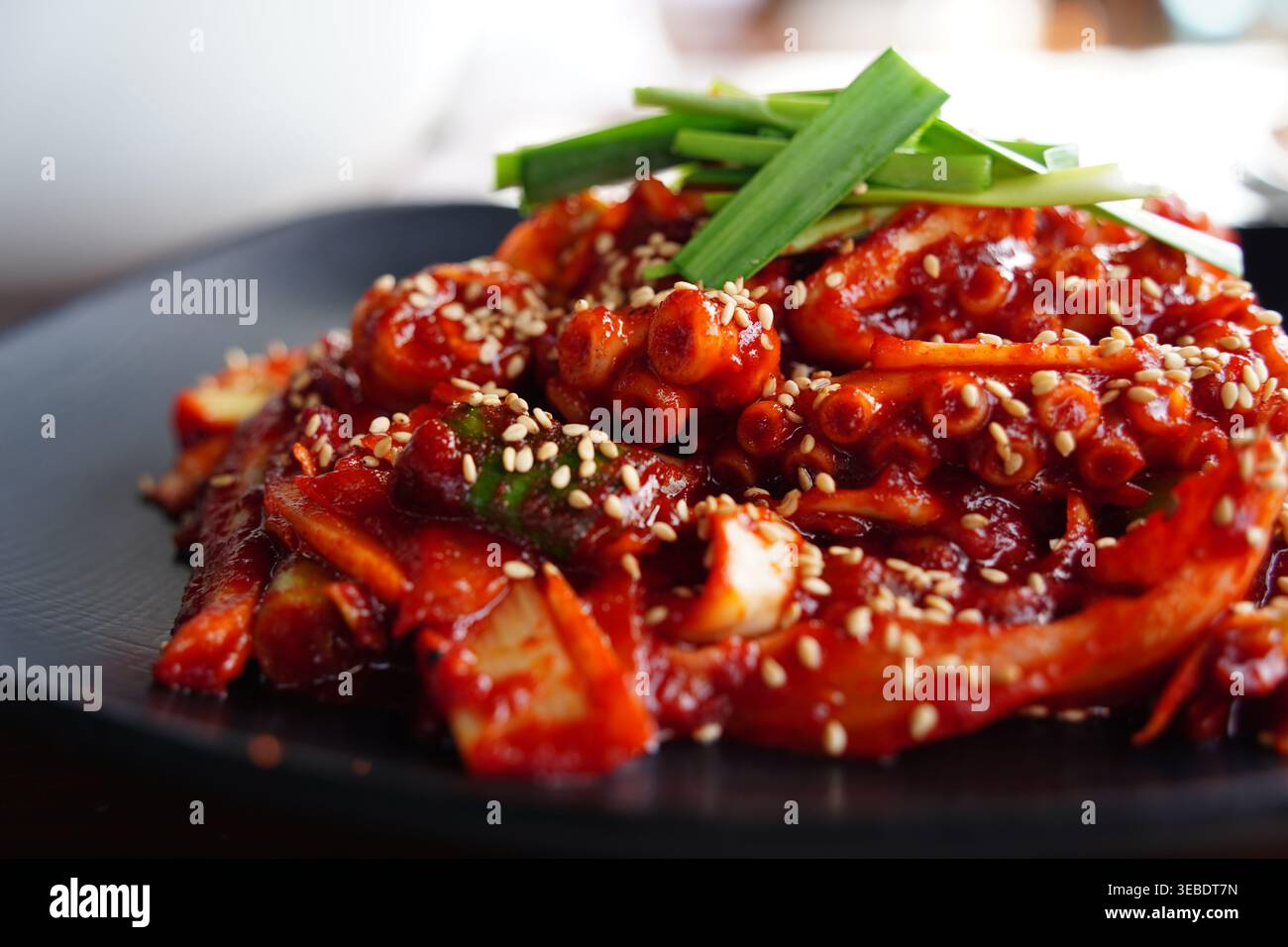 Scharfe gebratene Krake mit Gemüse und Sesamsamen, koreanisches Essen (Nakji-bokkeum) Stockfoto