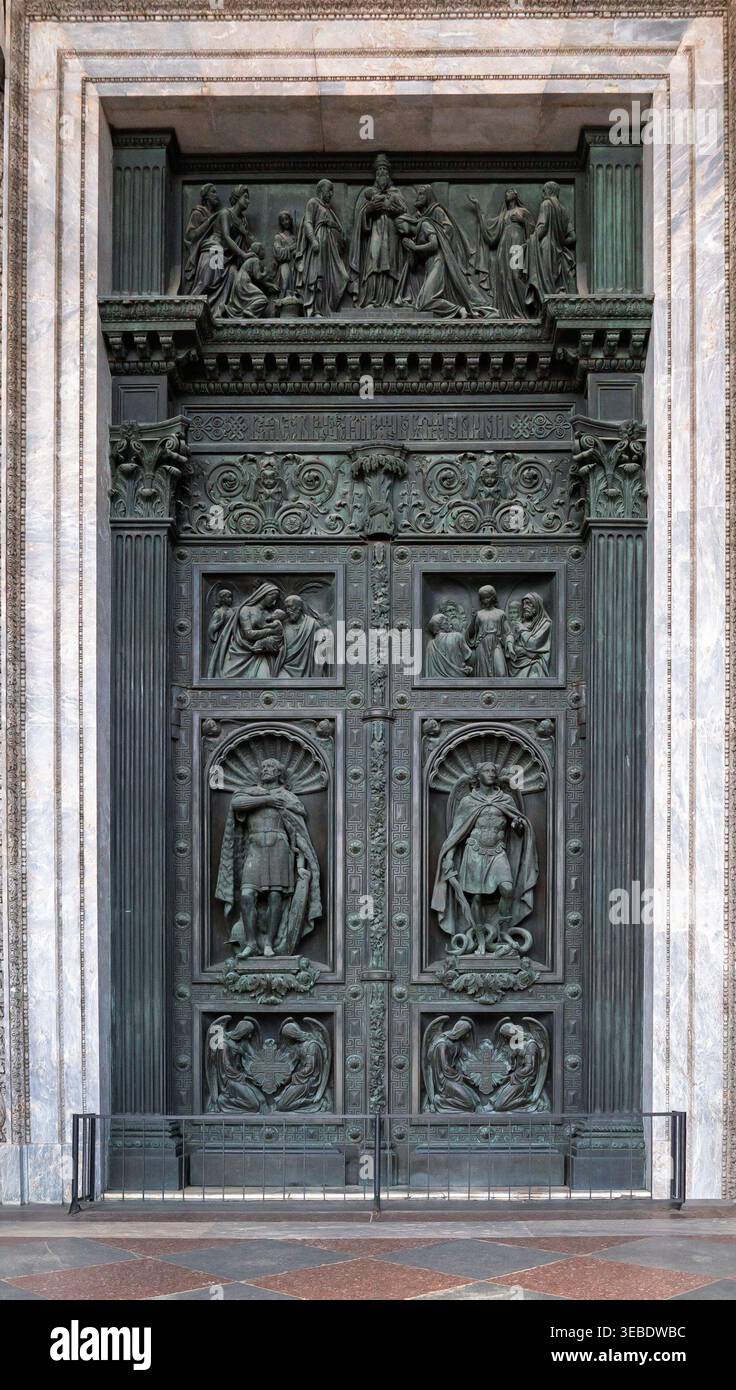 Sankt Petersburg, Russland - 05. Juli 2021: Große Bronzetür mit komplizierten Reliefskulpturen, die religiöse Figuren und sakrale Szenen in A darstellen Stockfoto