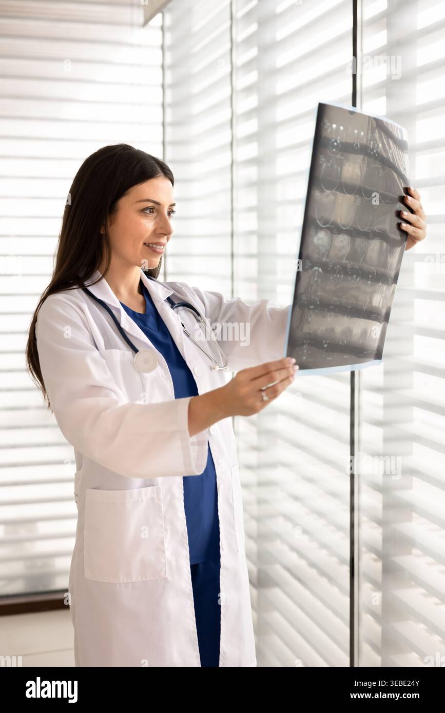 Ärztin mit Röntgenaufnahme, Analyse des Röntgenfilms Stockfoto