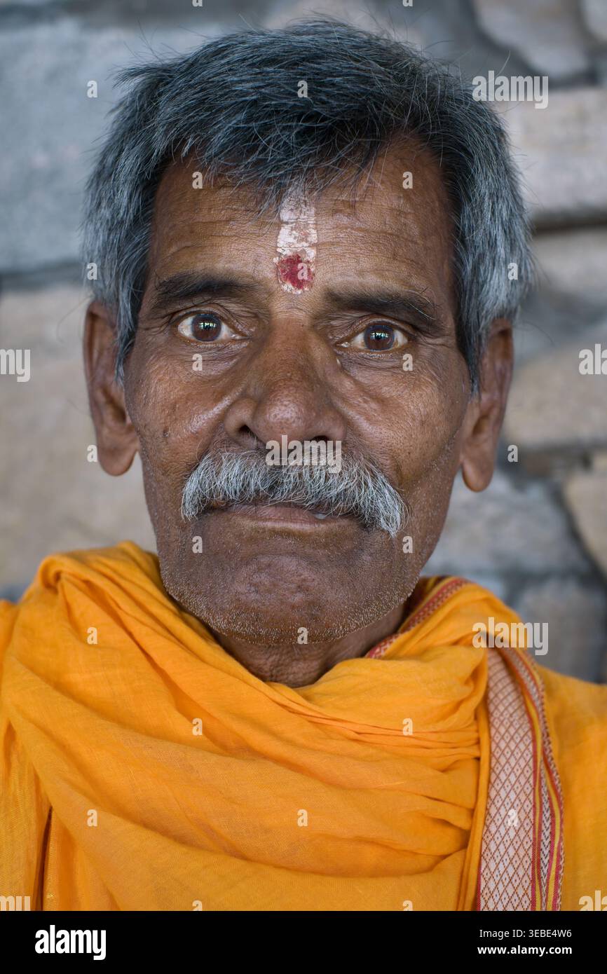 Der Hausmeister im Jeenaswamy Trilokyanatha (Digambara Jain) Tempel in Kanchipuram, Tamil Nadu, Südindien Stockfoto