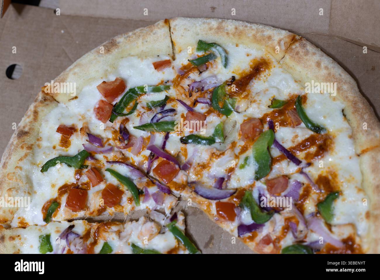 Masala Pizza in einer Kiste ohne ein Stück Stockfoto