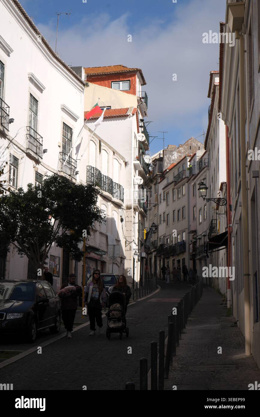 Eine schmale Straße im Stadtteil Alfama, Lissabon, Portugal. Stockfoto
