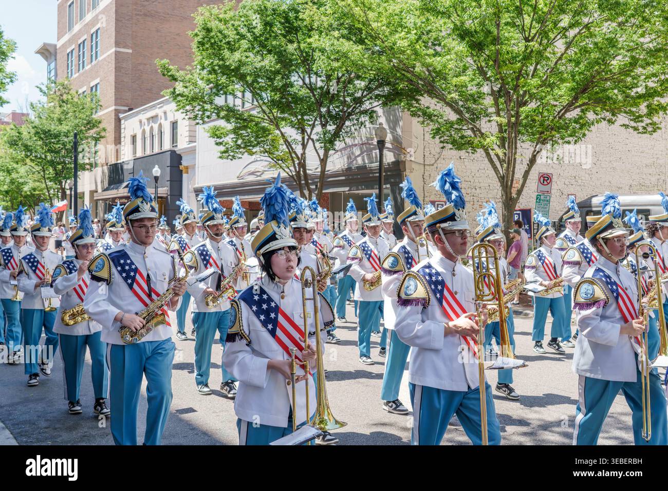 Norfolk Virginia – 18. April 2026: East Fairmont High School Marching Band bei der Parade of Nations in Norfolk Virginia mit American Flag Sashes Stockfoto