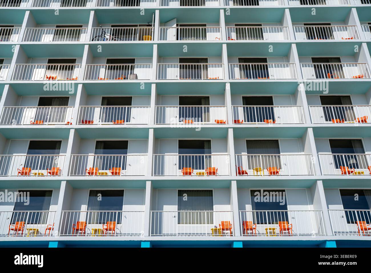 Ein Hotel mit orangefarbenen Stühlen auf den Balkonen am Virginia Beach Oceanfront Stockfoto