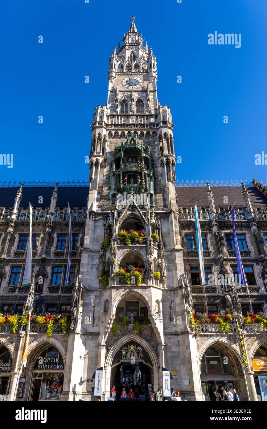 München Deutschland - 18. September 2025: Der Marienplatz in München mit Pflanzen und kunstvollen architektonischen Details Stockfoto