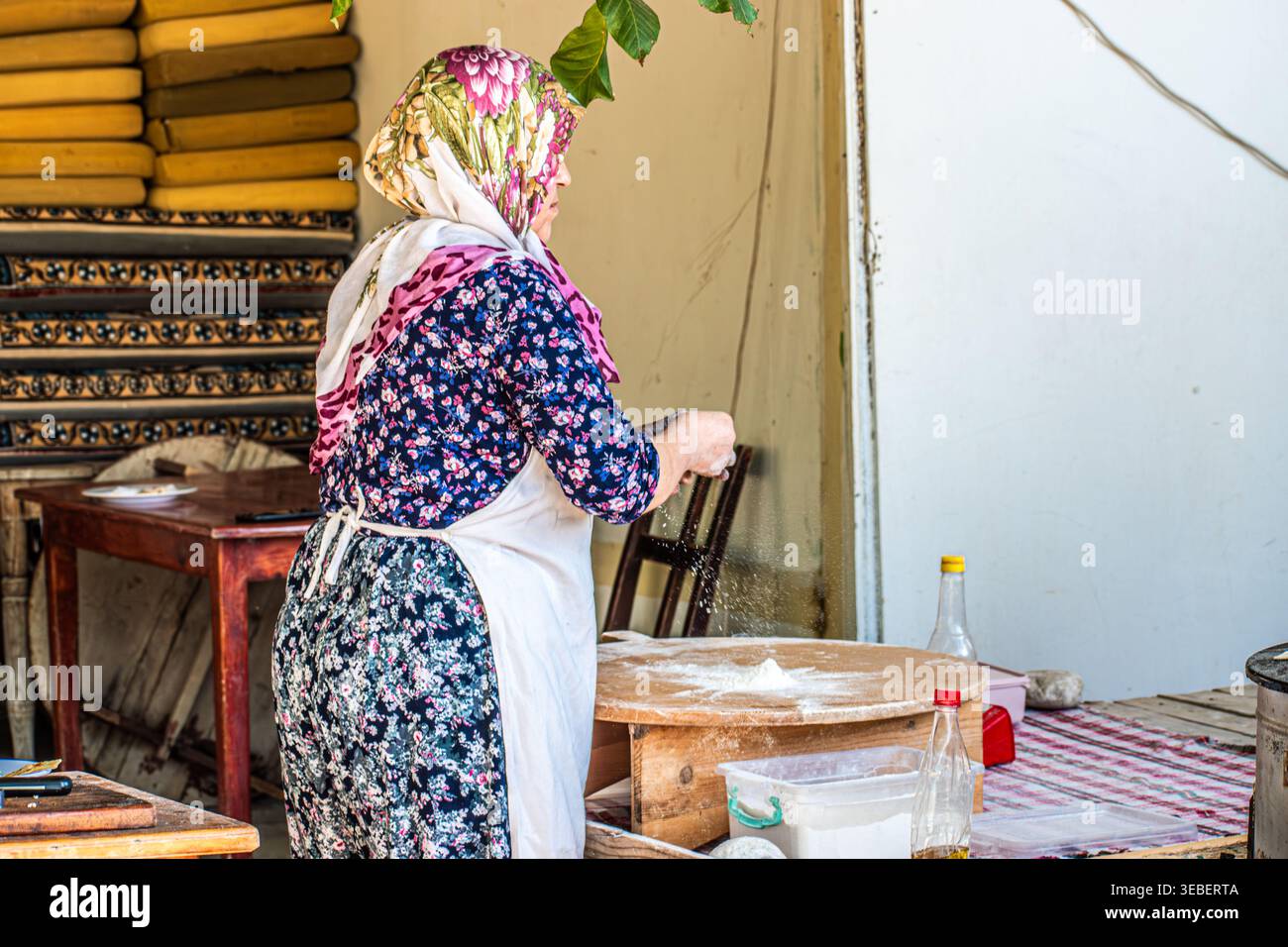 Türkische Frau kocht Gözleme, Truthahn Stockfoto