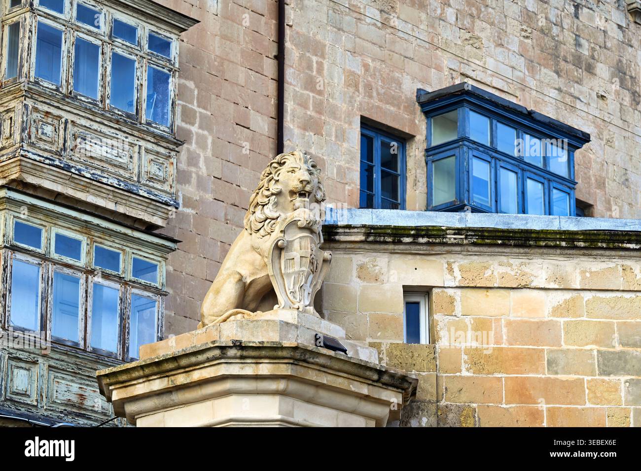 Eine detaillierte Aufnahme der historischen Statue des Löwen de Vilhena mit einem Wappen, die sich an der Ecke der East Street und der Erzbischof Street in Valletta befindet Stockfoto