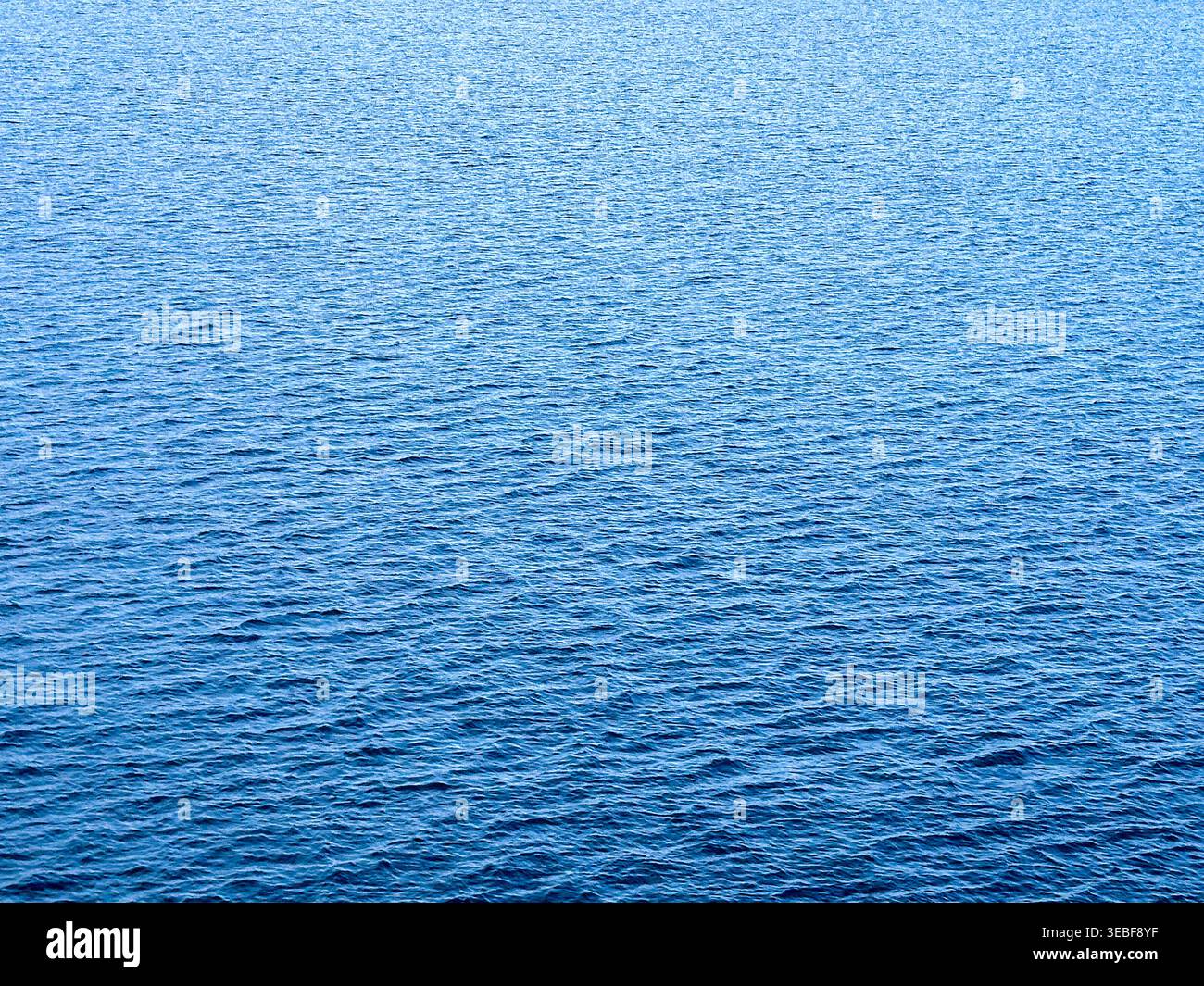 Ruhiges, blaues Meer mit Wavelets. Keine Personen. Hintergründe. Stockfoto