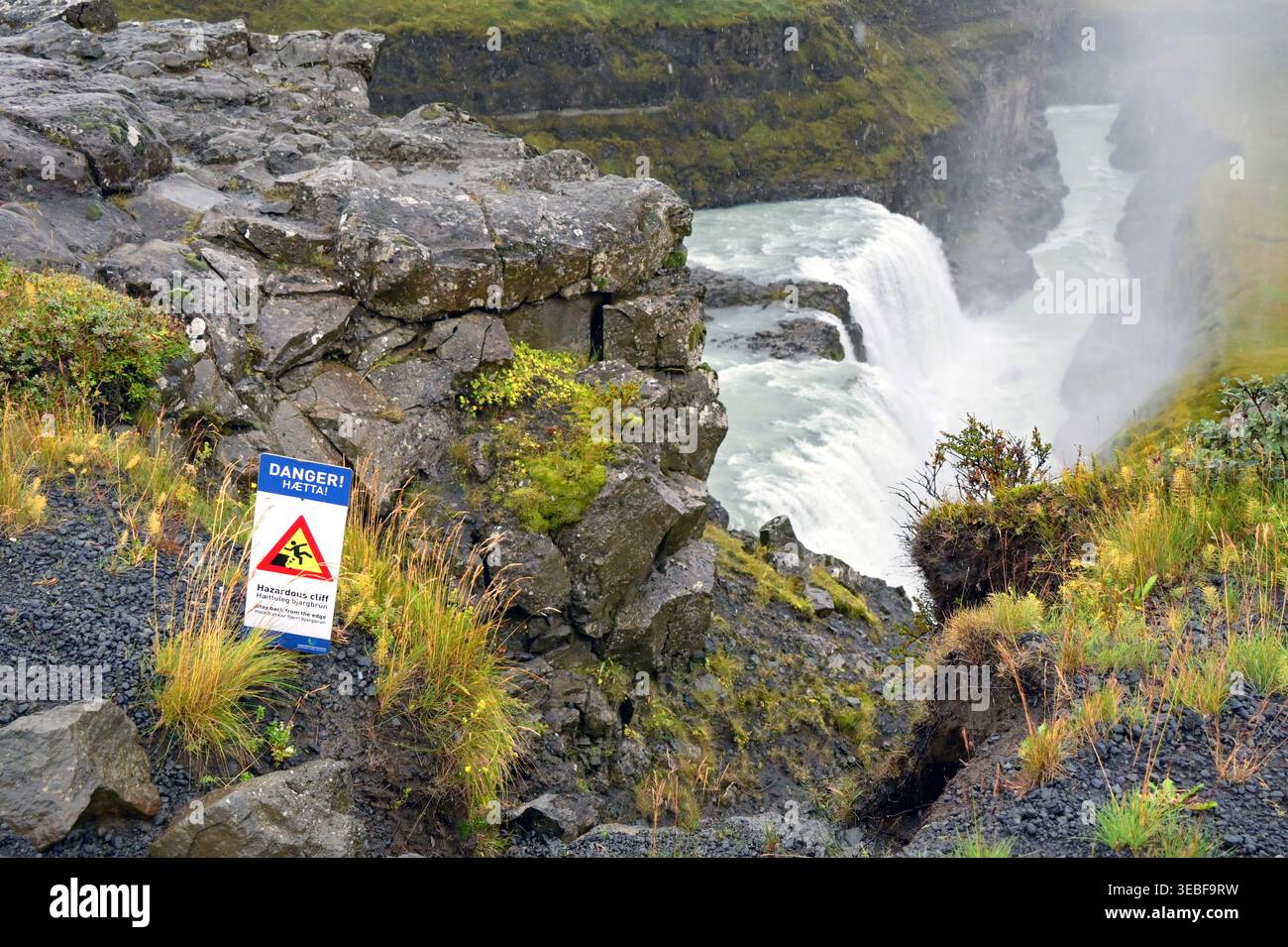 Gulfoss-Wasserfall, Island - 31. August 2024: Warnschild am Rand des Gullfoss-Wasserfalls im Südwesten Islands an einem nassen Tag Stockfoto