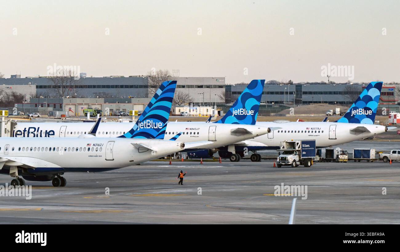 New York City, New York, USA - 24. Januar 2026: Reihe von Airbus-Passagierjets, die von JetBlue am Flughafen JFK betrieben werden Stockfoto