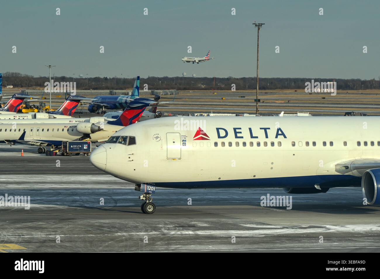 New York City, New York, USA – 24. Januar 2026: Passagierflugzeug Boeing 767-300 (N1201P), das von Delta Air Lines betrieben wird und am Flughafen JFK ankommt Stockfoto