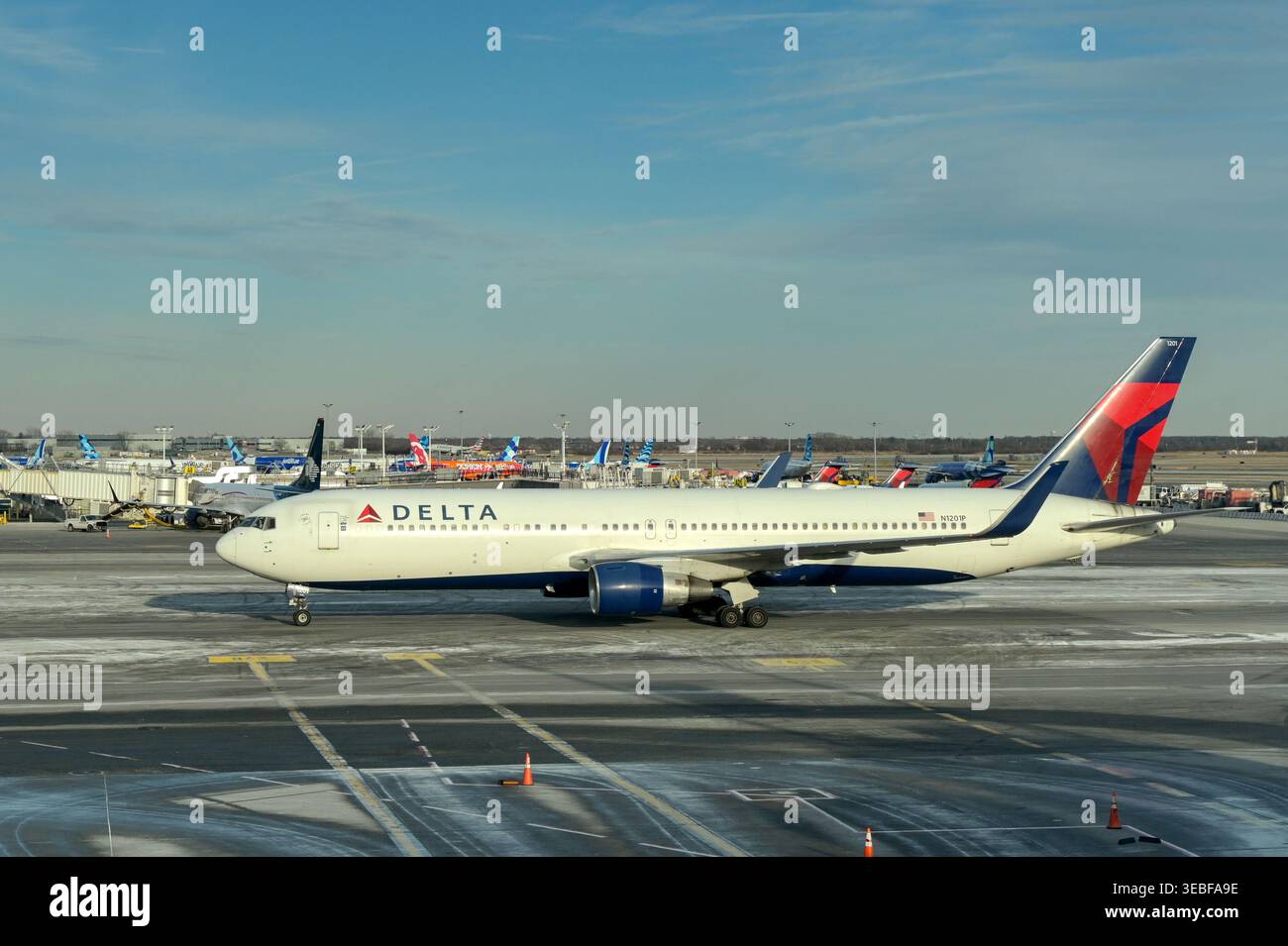 New York City, New York, USA – 24. Januar 2026: Passagierflugzeug Boeing 767-300 (N1201P), das von Delta Air Lines betrieben wird und am Flughafen JFK ankommt Stockfoto