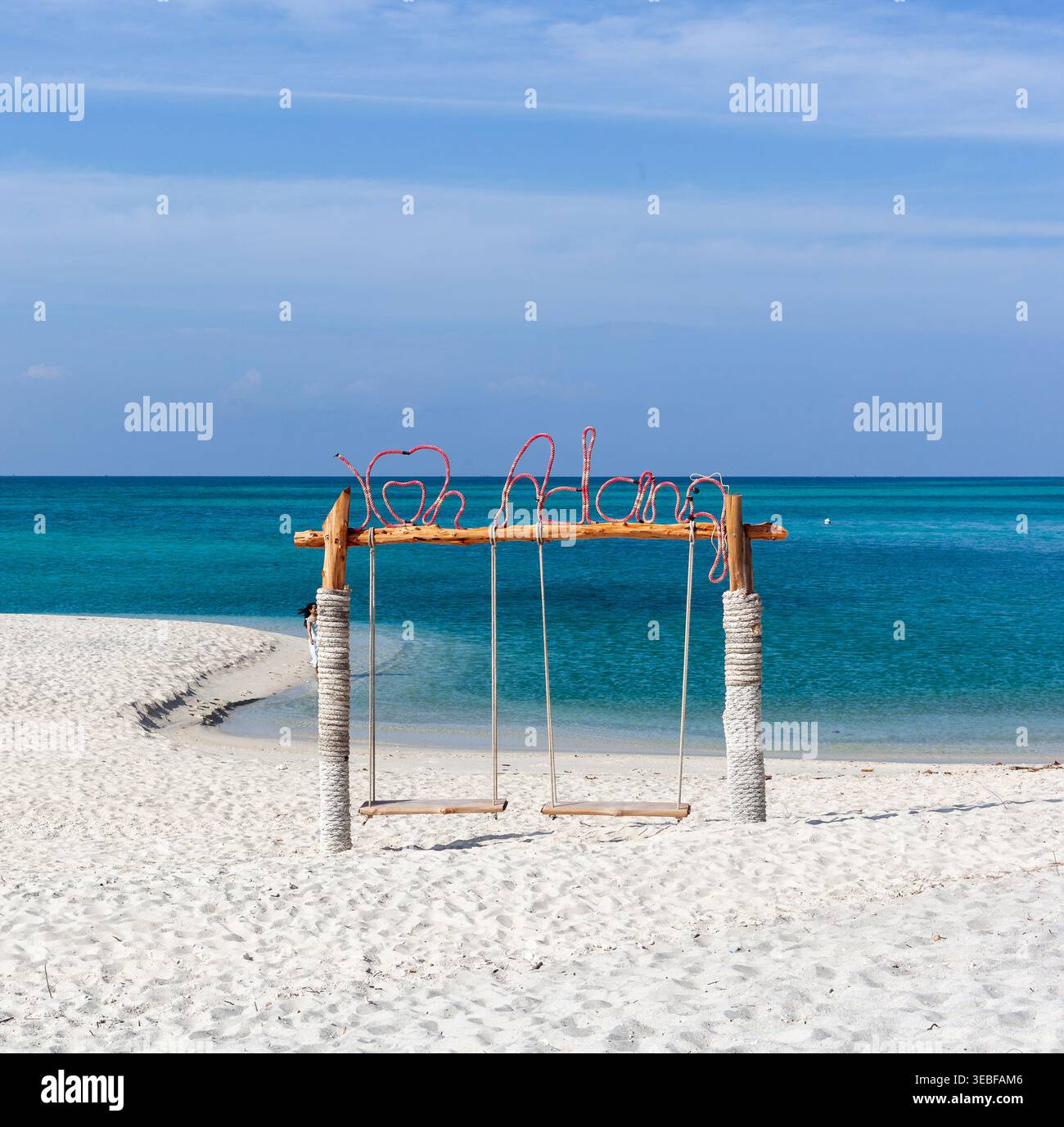 Schaukeln am Koh Adang Beach, Thailand. Sandstrand mit türkisfarbenem Meer. Tropischer Strand mit klarem blauen Himmel. Stockfoto
