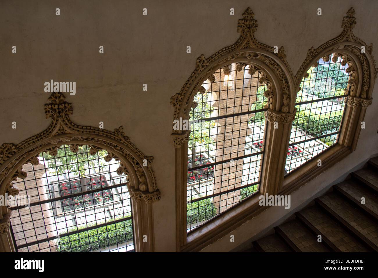 Ventanales de medio punto decorados por ambos lados, en el Palacio de la Aljafería. Saragossa, España Stockfoto