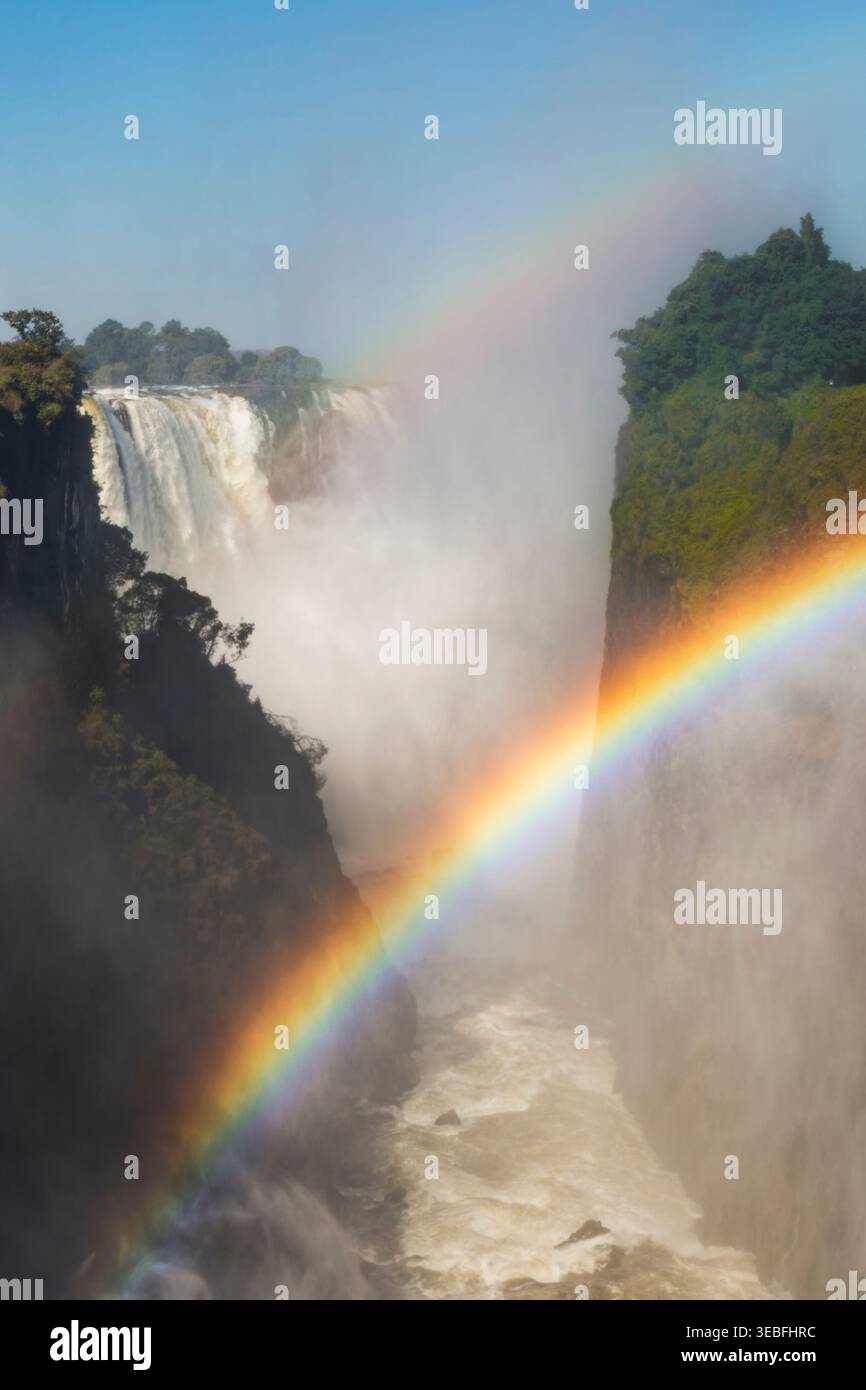 Simbabwe - Victoria Falls - Mosi-oa-Tunya - Eine Nahansicht der Rainbow Falls bei Victoria Falls zeigt, dass Wasser über die Basaltlippe mit einem lebhaften R Stockfoto