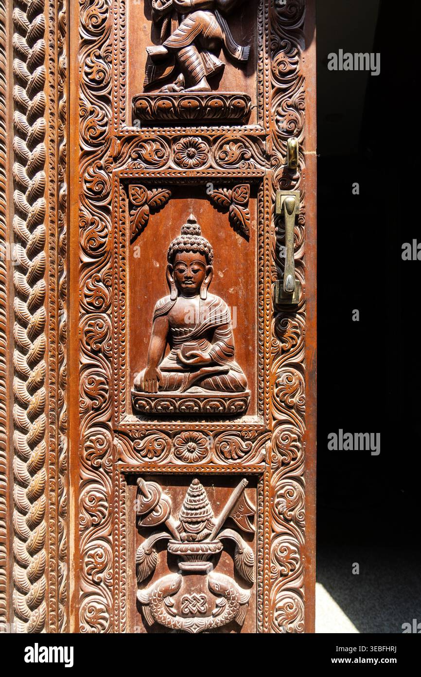 Hölzerne geschnitzte Tür in der Nähe des Taumadhi Square, Bhaktapur, Nepal Stockfoto