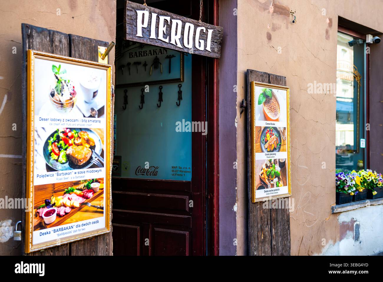 Warschau, Polen - 23. April 2025: Pierogi-Restaurant-Café, das traditionelle polnische Pierogi-Pfannkuchen-Gerichte auf dem Marktplatz der Altstadt serviert Stockfoto