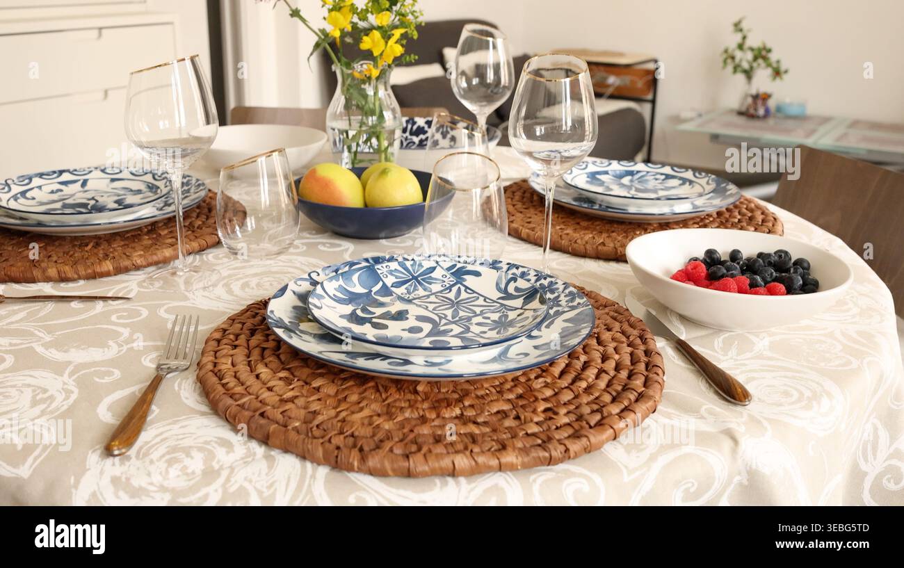 Elegante mediterrane Tischausstattung mit Tischsets aus Naturfaser. Umweltfreundlicher Dining-Trend hebt nachhaltige organische Materialien wie Jute oder hervor Stockfoto